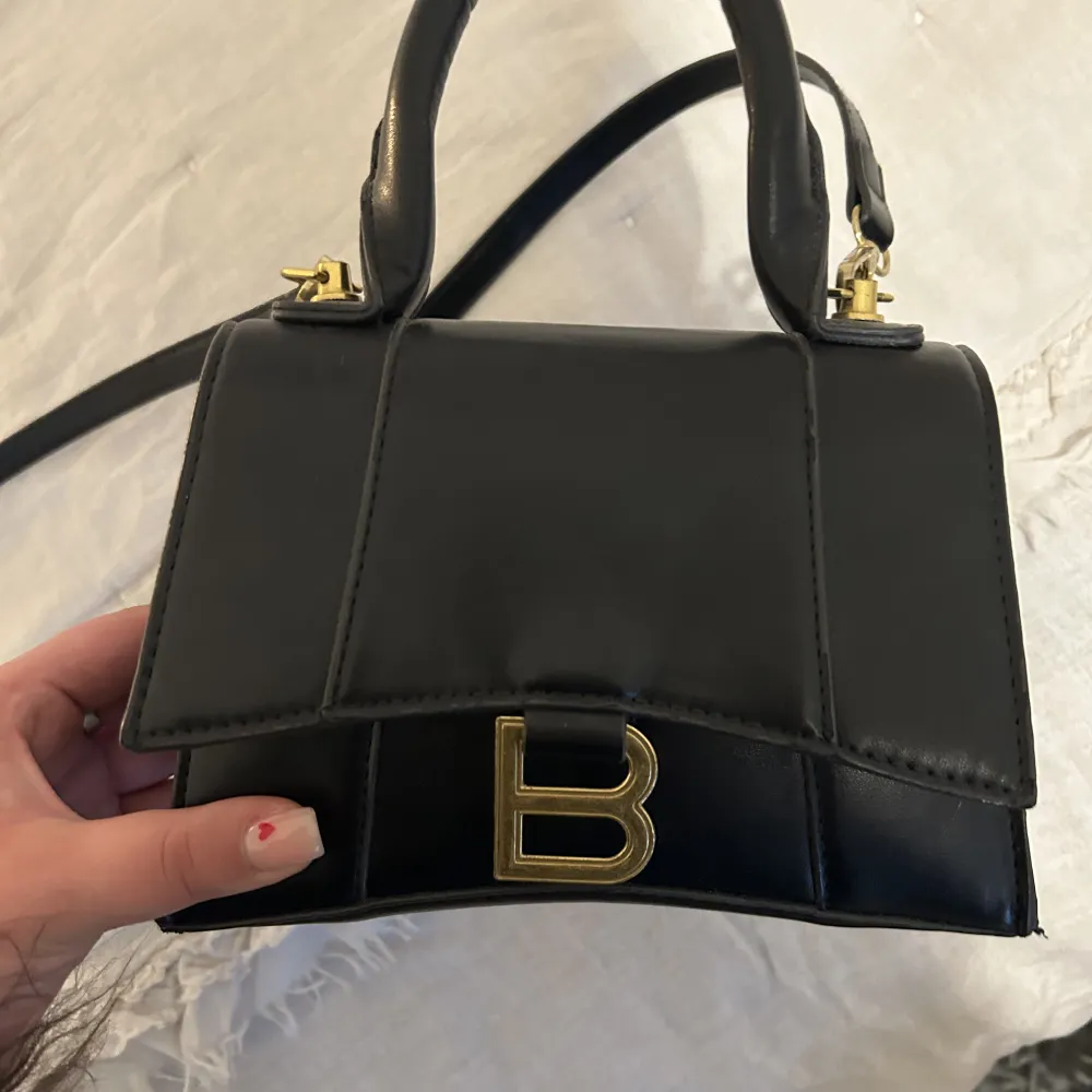 Supersnygg dupe väska från Balenciaga, aldrig använd . Väskor.