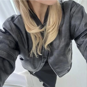 Svart läderjacka - (INTE exakt samma som första bilden) Vintage läder/skinn jacka (bomberjacka inspirerad), inte säker på om det är äkta eller inte men märket (Deadwood) säljer jackor för runt 2000kr. Använd men fint skick!❤️