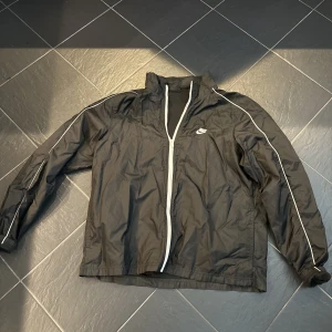 Vindjacka  - Svart vindjacka från Nike 