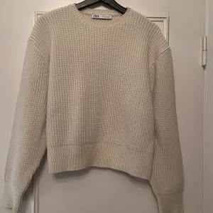 Stickad tröja - Cremevit stickad tröja från zara🤍