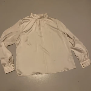 Off white blus - Off white blus, kallt silkes material, skön inför sommaren, från h&m, strl M, 60kr + frakt