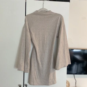 Klänning - Klänning med vida ärmar och öppen rygg och hög krage aldrig använd har bara hängt i garderoben✨