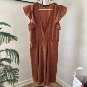 Sommar klänning - Super fiin klänning från Sky Republic i storlek XL men tror den sitter som en M/L. Jag har storlek xs/s och har använt den som en blus genom att knyta upp den och ha en säkerhetsnål vid bröstet då tyget går omlott. Super skön och luftig, 100% polyester🧡