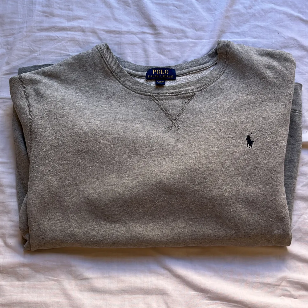 Grå Ralph Lauren tröja väldigt bra skick storlek XL(18-20). Tröjor & Koftor.
