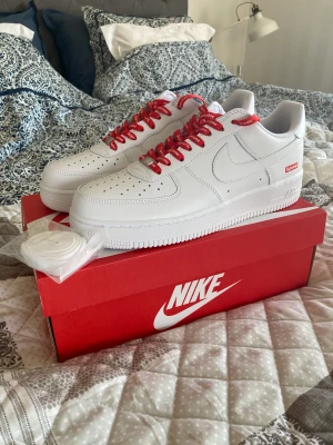 Nike AF1 x supreme - PÅSK REA‼️🥚🐣 Skynda fynda❗️❗️10/10 helt nya bara provade. Jag köpte dem här på Plick men de passade inte så jag säljer dem vidare. De är lite större i storleken, skorna är såklart äkta men jag har en annan box pga av att den andra gått sönder under frakt!!!