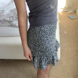 Säljer denna jättefina kjol som man både kan ha high waist och low waist och om du vill till och med en topp. 