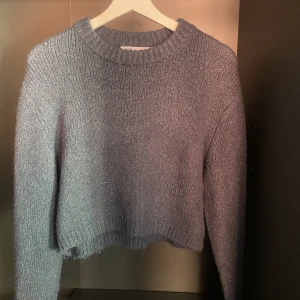 Stickad tröja - Superfin och skön marinblå stickad ull tröja från zara. Använd ett fåtal gånger, superfint skick. Storlek M, passar xs-l 💕🤩