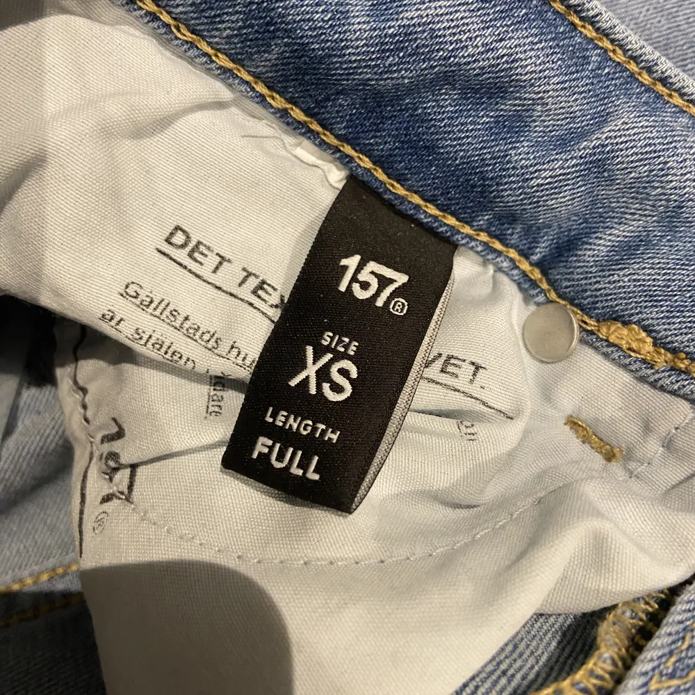Säljer mina populära låga bootcut jeans från lager 157 pga att dom inte passar. Hann tyvärr klippa av lapparna då jag trodde jag köpt rätt storlek men när jag testade hemma så var dem för långa och stora. Så dem är i nyskick. Köpare står för frakt!💕. Jeans & Byxor.
