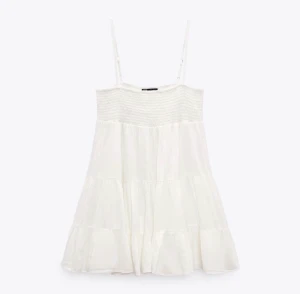 Zara klänning  - Helt oanvänd zara klänning i storlek xs, säljer för tycker inte det passar på mig. Skriv privat för fler bilder. Pris kan diskuteras! 