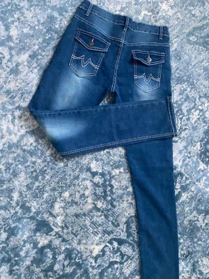 Jeans - Aldrig använda! Marinblåa jeans, skinny men lite pösigare an vanligt, midwaist