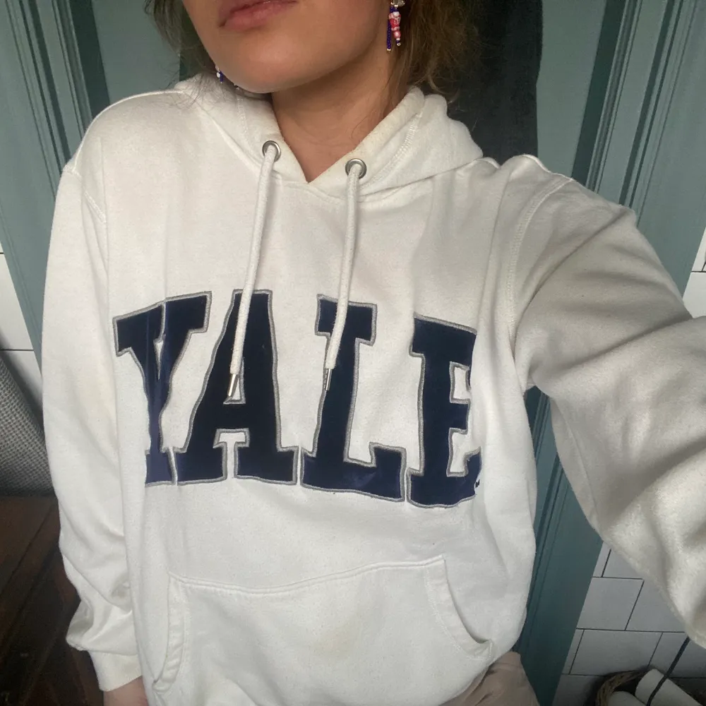 Säljer snygg vit hoodie, tryck ”Yale”. Hoodies.
