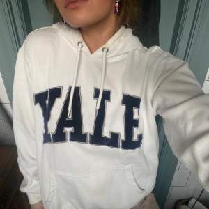 Säljer snygg vit hoodie, tryck ”Yale”