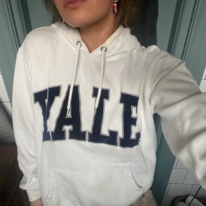 Hoodie  - Säljer snygg vit hoodie, tryck ”Yale”