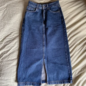 Jeanskjol - Supersnygg vadlång jeanskjol. Den är tyvärr för liten för mig men mycket sparsamt använd. Som ny!