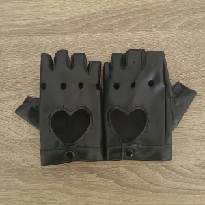 Snygga Hanskar🖤💯 - Snygga! Handskar som är Skit snygga att ha till halloween som exempel😊❤️‍🔥 En liten storlek👍🏻 Kan diskutera pris! 