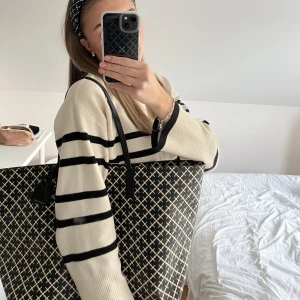 By Malene Birger shoppingväska - Säljer nu min så otroligt fina väska ifrån By Malene Birger, då jag inte får användning av den💗 köpt i december och är i nyskick! Dustbag tillkommer! Nypris 3200kr🫶🏼  Säljer endast till seriösa köpare‼️ Frakt tillkommer! Bild 3 är lånad från Zalando⭐️