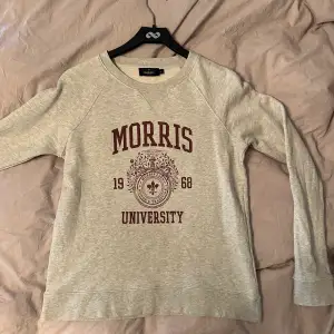Morris tröja som är köpt i butik, knapp använd så inga fel på den alls. De är en marin röd färg på texten, syns inte jätte bra så skriv för mer bilder☺️
