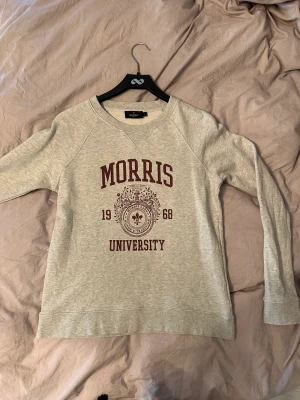 Morris tröja - Morris tröja som är köpt i butik, knapp använd så inga fel på den alls. De är en marin röd färg på texten, syns inte jätte bra så skriv för mer bilder☺️