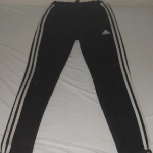 Adidas byxor  - Jag säljer mina adidas byxor eftersom dom är för små för mig.