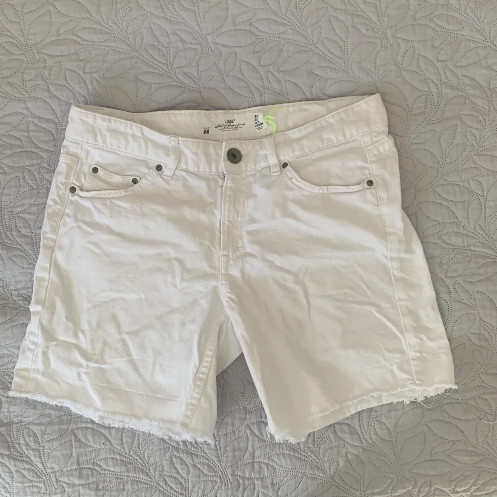 ett par vita bermuda shorts, inga fläckar eller hål. ser skrynkliga ut men går att stryka såklart. kontakta mig vid frågor ❤️. Shorts.