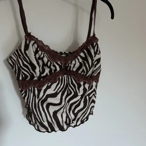 Linne - En brun/vit topp med lite spets. Jätte skönt material. Skriv för fler bilder 💓Nypris: 79 kr
