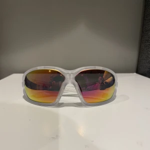 Y2k solglasögon  - Ett par solglasögon från Adidas. Nypris 1100kr, Sprillans nya, aldrig använda. Ett fodral och en duk ingår. 