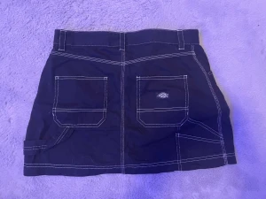 Kjol - Svart oanvänd dickies kjol Den är ganska tajt i midjan.