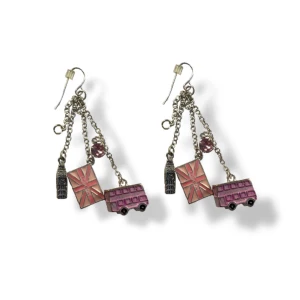 örhängen london - Supersnygga örhängen men används inte av mig! Säljer dessa för 75kr+frakt ! Hör av dig vid intresse och glöm inte att kolla in alla andra örhängen jag säljer i min profil😇😇😺