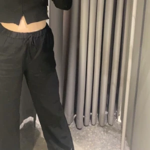 Arket linnebyxor i storlek M -   Hej jag säljer nu mina fina linnebyxor i strl M från Arket. Som är i topp skick och endast använda 2 gånger. Nypris är 590 och jag säljer dom för 375. Kan antingen mötas upp i Göteborg eller skicka på posten.