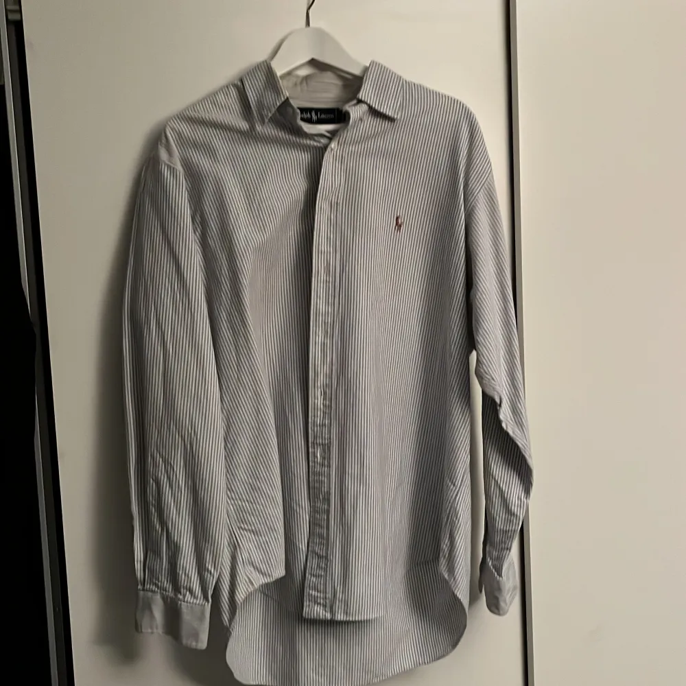 Blå/vit randig skjorta från Ralph Lauren. Storlek 16,5 / 36. Motsvarar typ L.. Skjortor.