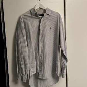 Blå/vit randig skjorta från Ralph Lauren. Storlek 16,5 / 36. Motsvarar typ L.
