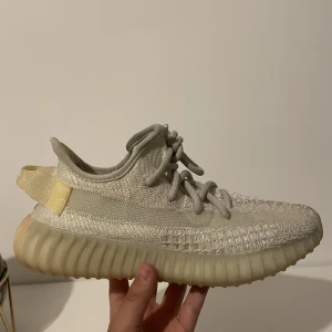 YEEZY BOOST 350 V2 LIGHT - Säljer ett par yeezys i storlek 36. Har använt den få gånger och är i jättebra skick.   Allt tillbehör finns med. Kvitto finns också, kan hämtas i centrala Stockholm eller kan skickas med frakt.