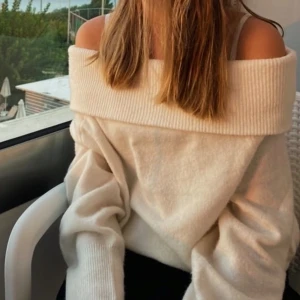 Stickad off shoulder - Säljer min super sköna stickade off shoulder tröja från hm💕 beige/benvit i färgen. Lite nopprig och en jättelitet fläck på en armen. Storlek S. Frakt tillkommer!