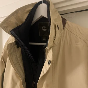 Timberland herrjacka 2in1 - En oerhört fin knappt använd tunnjacka med väst inuti som är avtagsbar.  Den är i fint skick och har strl s/m.  Inköpt för 4000kr på Timberland butiken. Jag säljer för 850kr.  Pris går alltid att diskutera men skambud undanbes. Perfekt fynd till när&kär. 
