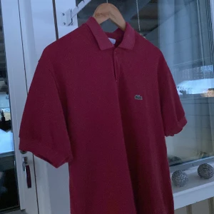Lacoste piké  - Nyskick Lacoste piké, helt oandvänd.  Orginalpris 1199kr:- 