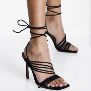 Klackskor - Klackskor med knytning från asos, är i nyskick. Klackhöjd är 10,5cm, nypris är 370kr men säljer för 130kr.  Köpare står för fraktkostnader! 
