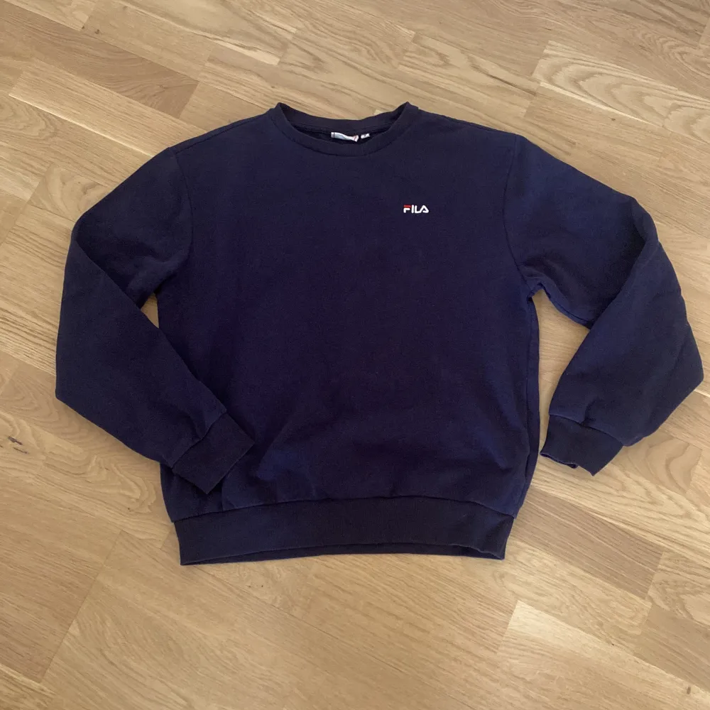 En mörkblå sweatshirt ifrån fila. Knappt använd! Storlek S. Tröjor & Koftor.