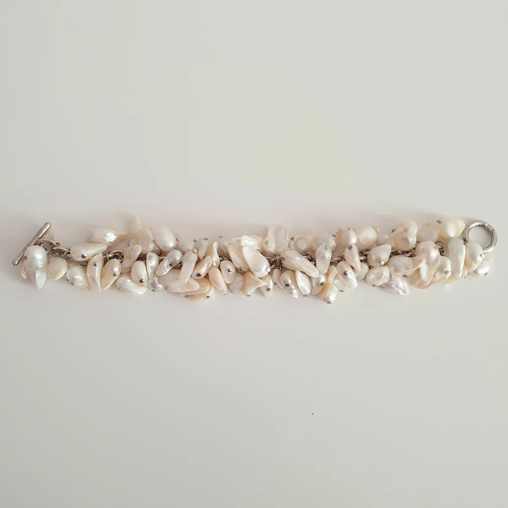 🦪FÖRST TILL KVARN🦪 Sådan unik och sagoliknande armband med vita snäckor i olika nyanser. Ganska tung och stängs med stavlås. Så underbar och fin och absolut perfekt inför våren och sommaren🩷 200 + frakt🌸. Accessoarer.
