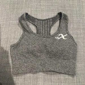 Sport bh - Grå sport-bh från X-shape. Använd en gång så i nyskick. Storlek S med uttagningsbara inlägg.
