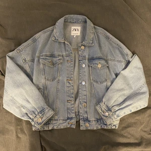 Jeansjacka - Ljusblå fin jeansjacka från Zara i storlek s. Skriv till mig för bilder med jackan på 💘💘