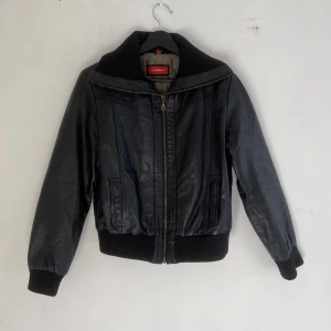 VINTAGE SKINNJACKA FRÅN MEXX - vintage skinnjacka från mexx, äkta läder. strl 38, sitter som xs/s. skriv för fler bilder 