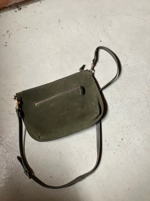 Whyred Ona Suede Shoulder Bag - Grön axelremsväska från Whyred. Ena sidan är i mocka och den andra i skinn. Sparsamt använd. 