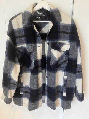 Skjortjacka - Fint skick. Skulle säga normal till lite oversized i strl. 