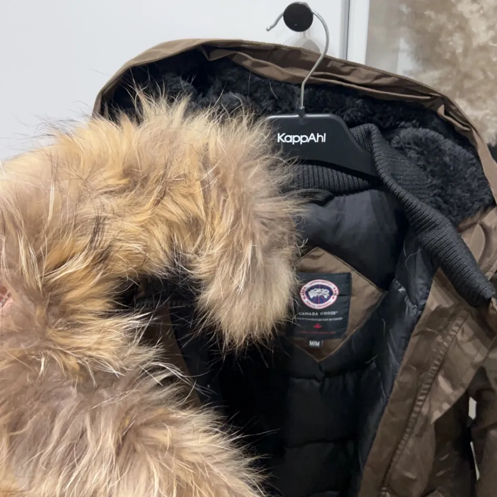 Kollar intresset för denna gröna canada goose jacka i storlek M, i princip aldrig använd. Kommer överens om pris, kan skickas om köpare står för frakt. Jackor.