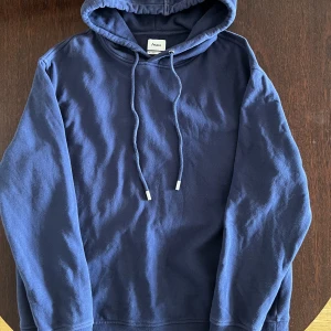 Nyden Hoodie  - Blå Hoodie i god kvalitet. Tycker om metalldetaljerna på snörena. Pm för frågor. Allt gott!