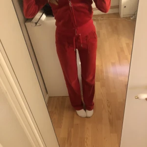 Rött juicy sett - Säljer mitt röda juicy sett då jag vill köpa i annan färg och storlek. Köpte byxorna i slutet av sommarn och tröjan vid jul men man märker ingen skillnad på kvaliten. Då är de båda  använda men fortfarande i fint skick. Båda är i storlek xs.❤️