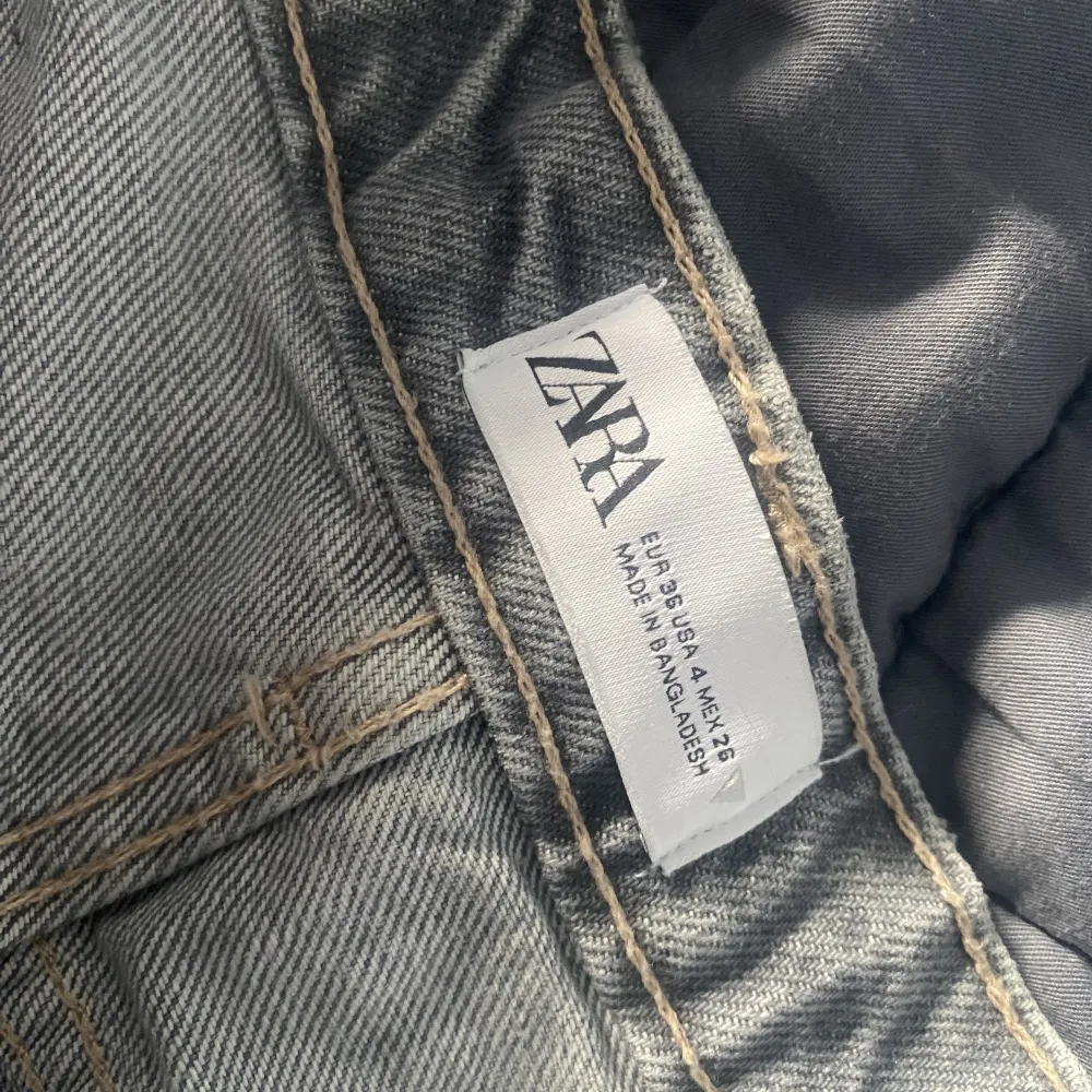 Snygga jeans shorts från zara i storlek 36, säljer för 130 kr. Shorts.