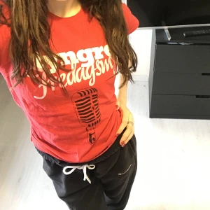 Tyngre T-shirt  - T-shirt från tyngre i jätte bra skick! 💎säljer 2 likadana❣️ Föreslå Järna pris!