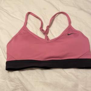 En rosa Nike sport bh som tyvärr inte passar mig! Köpte från sellpy men har själv bara provat💕 