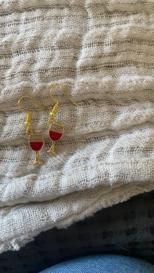 Egengjorda örhängen  - Säljer dessa as coola örhängen❤️60kr